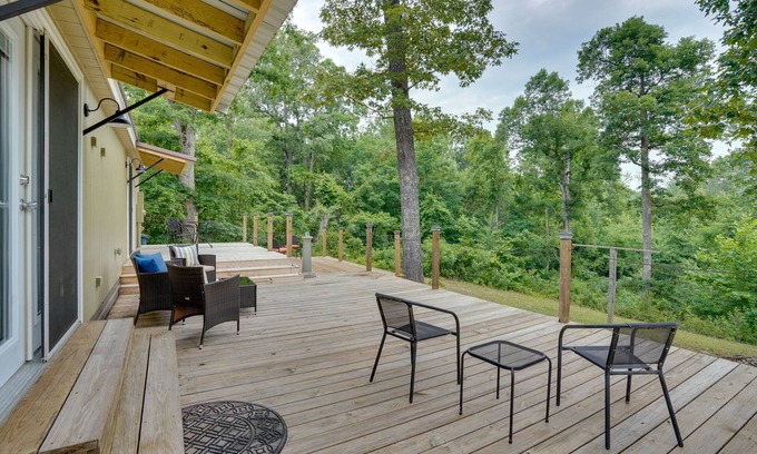 Buchanan House | Buchanan Home w/Deck, 4 Mi to Paris Landing!