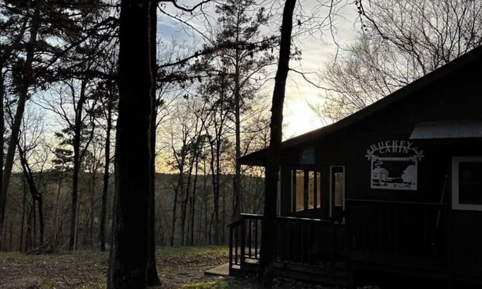Murfreesboro Cabin | Buckeye cabin is nestled in the woods with access to the Little Missouri River.