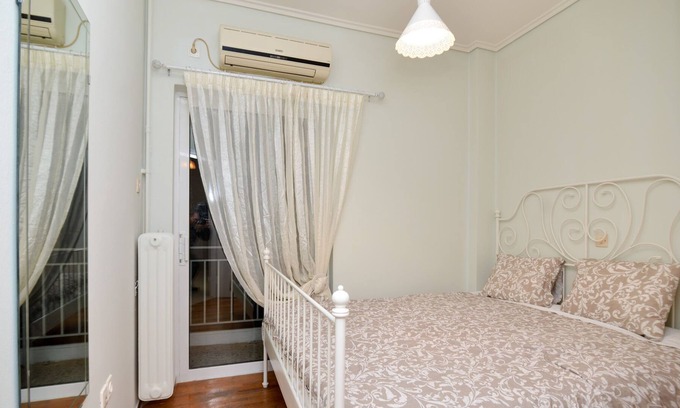 Kinosargous Apartment | Budget Friendly 10 min walk to metro stop Fix