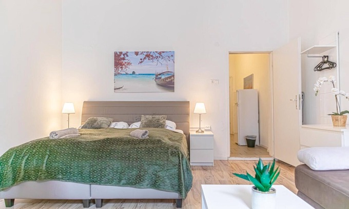 Rudolfsheim-Funfhaus Apartment | Budget-Friendly 2BR Apt. with Great Location
