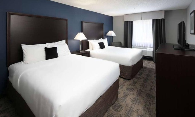 Sequim Resort | Budget-Friendly Accommodations with Free Parking, Wifi, and Pool