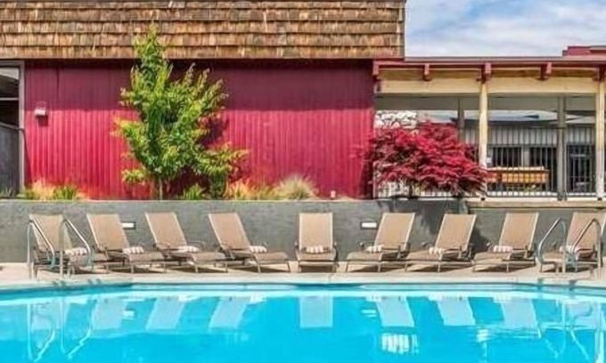 Tri-Cities Hotel | Budget-Friendly Stay in Washington! Outdoor Pool, Free Parking, Pets Allowed