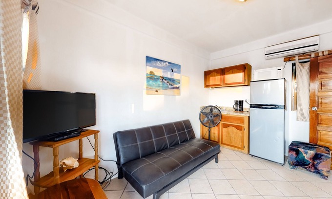 Caye Caulker House | Budget-Friendly Suite with WiFi, AC, Shared Pool & Grill - Bike to Beach