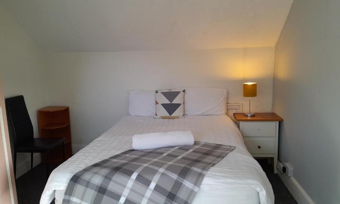 Sketty House | Budget Loft room, Shared guest house by University R10
