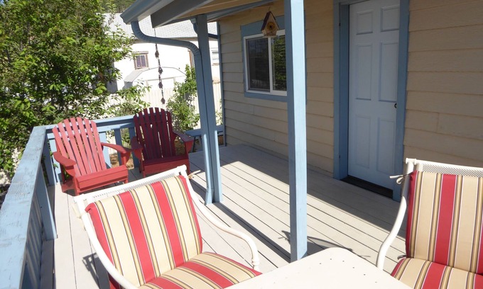 Flagstaff Cottage | Budget Vintage Garden Cottage, Walk to town, Privacy, Deck, Wifi, Sleeps 2 max