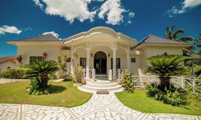 Whitehouse Villa | Buki Ocean View- ένας 2 B/R, Sleeps 6, with Chef