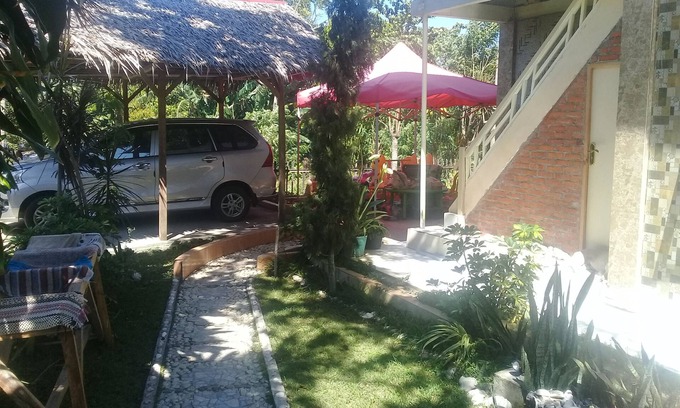 Airmadidi House | Bunga Matahari