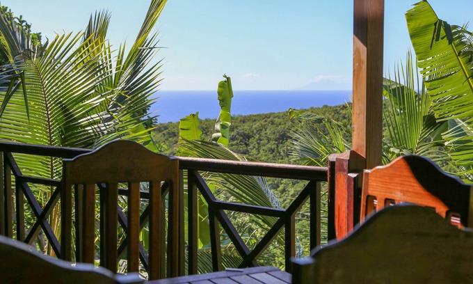 Deshaies House | Bungalow 6 Pers. Vue mer et Montagne, Cuisine Équipée. Réservez Votre Paradis!