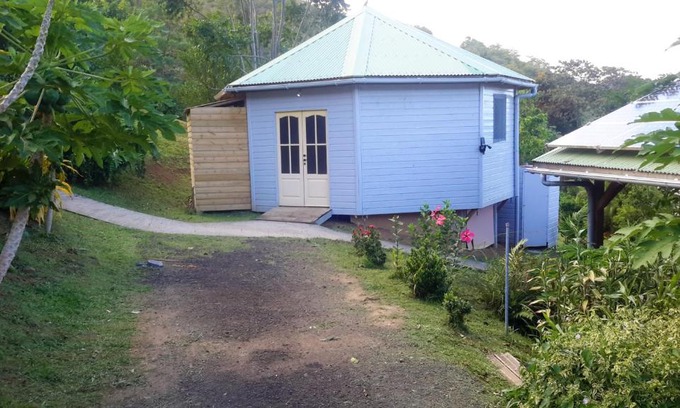 Le Robert House | Bungalow charmant au Robert avec piscine partagée et jardin