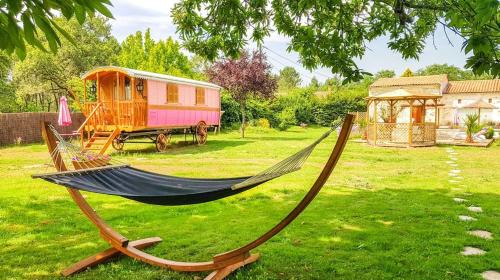 Bussac-Foret House | Bungalow cosy à Bussac-Forêt avec piscine partagée 15 m²