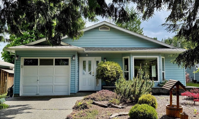 Regional District of Nanaimo House | Bungalow in beautiful Qualicum Beach.