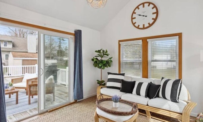 Delavan Lake House | Bungalow in Delavan Lake just a 5 minute drive to lake w/ firepit & deck