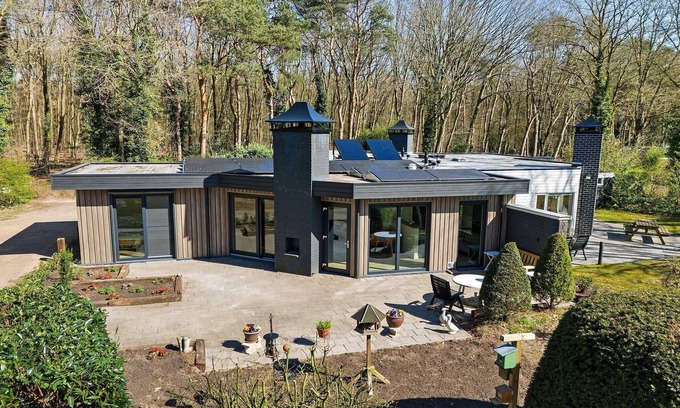 Erm House | Bungalow in Drenthe near Forest & Lake