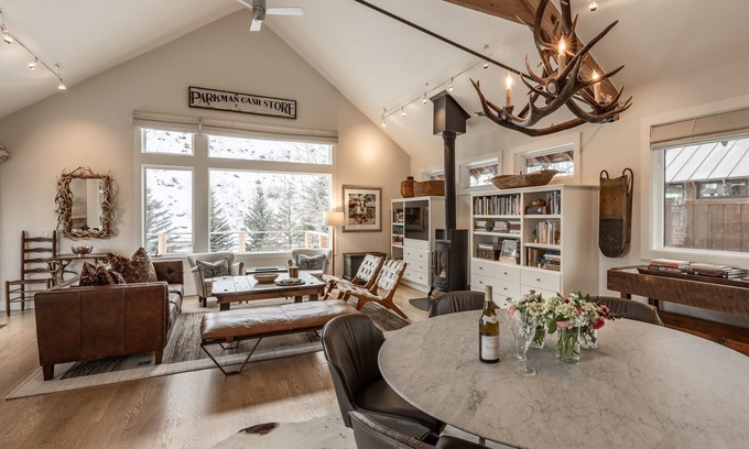 Wilson House | Bungalow in Heart of Wilson