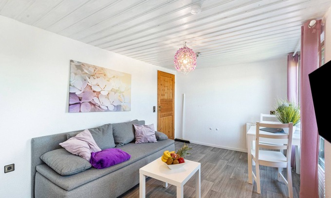 Niedenstein House | Bungalow 'The View' with Mountain View, Private Terrace and Wi-Fi