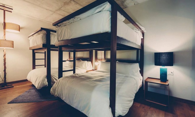 Travis Heights Hotel | Bunk Suite with Lounge Area and Balcony for 4