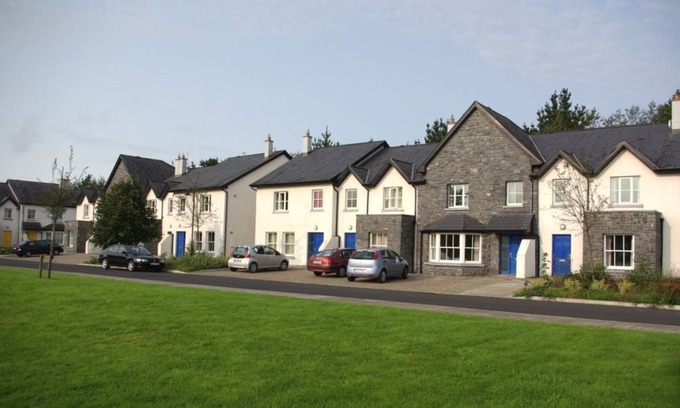 Bunratty Apartment | Bunratty West 4025 - a two story that sleeps 6 guests in 3 bedrooms