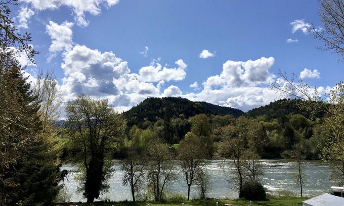 Elkton House | Burke's River View Vacation Rental Home