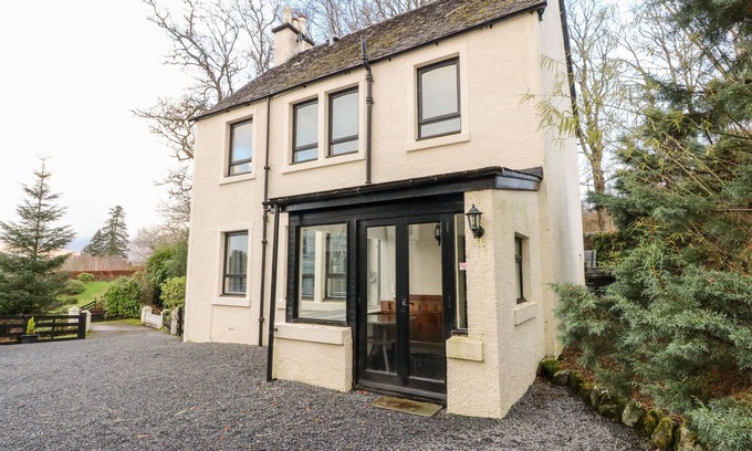 Dalmally Cottage | BURNSIDE HOUSE, family friendly, with a garden in Lochawe