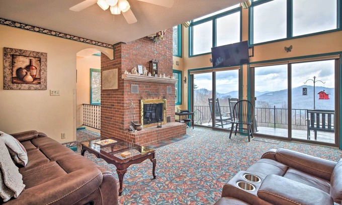 Burnsville House | Burnsville Home w/Deck & Panoramic Mountain Views