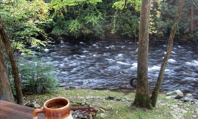 Bushkill Ski Chalet | Bushkill Creek Waterfront Chalet Near Bushkill Falls