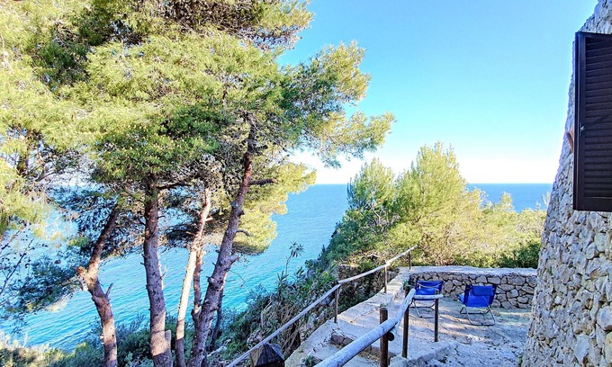Castro Marina Cottage | Business wifi: Trullo with sea access (house F)