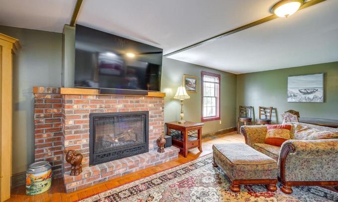 Buskirk House | Buskirk Vacation Rental with Deck and Putting Green!