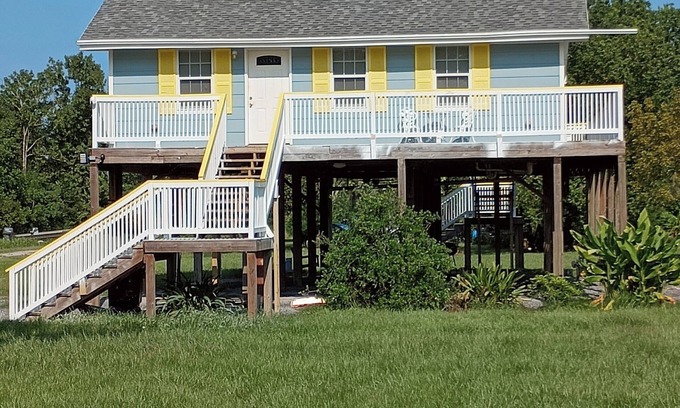 Houma House | Butsy's Fish Camp is a Cozy 3-bedroom house. Close to the BEST fishing in LA!