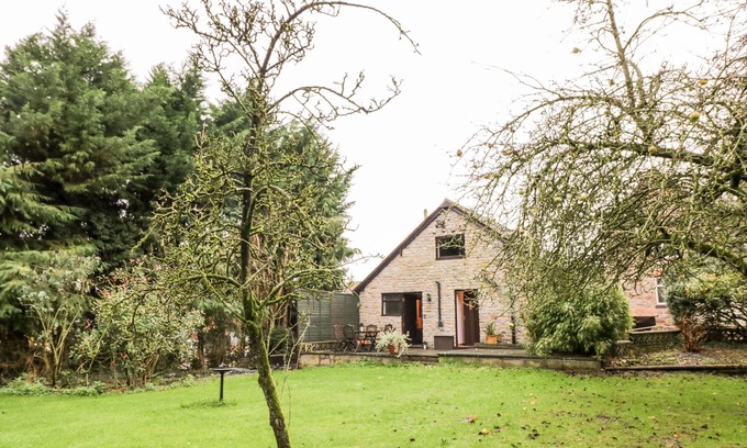 Billingsley Cottage | BUTTERFLY COTTAGE, pet friendly, with a garden in Cleobury Mortimer