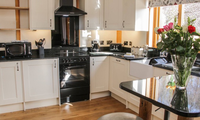 Felton Cottage | BUZZARD LODGE, character holiday cottage, with hot tub in Kinnerley