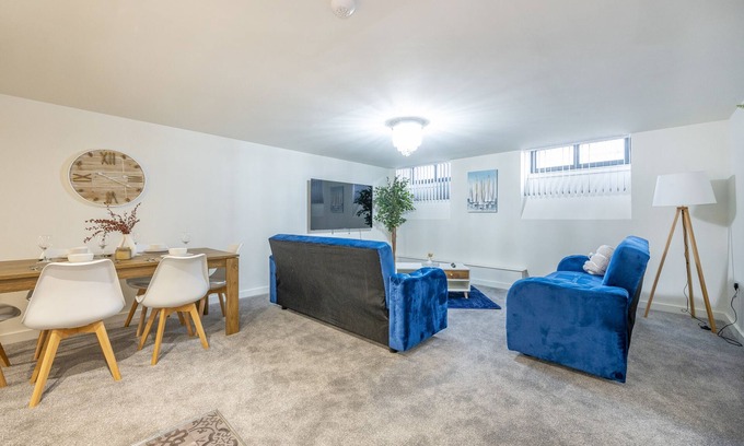Bradford Apartment | Bv Navy Blue Spacious Diamond Suites Apt