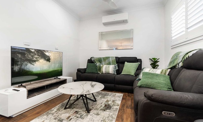 Orange East House | Byng Cottage - Close to town - Neat & Tidy