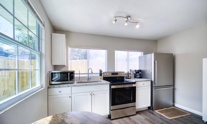 Jacksonville House | ~[C] Krispy Krashpad_Sleeps 5_Krispy Kreme~