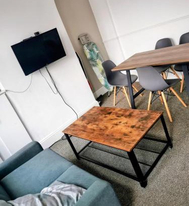 Cannock Apartment | C Spacious 5 Bed - Pkg WiFi Long Stays