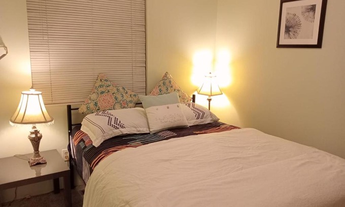 Cloverdale House | C3 Cheap cozy room - full amenities in a great location