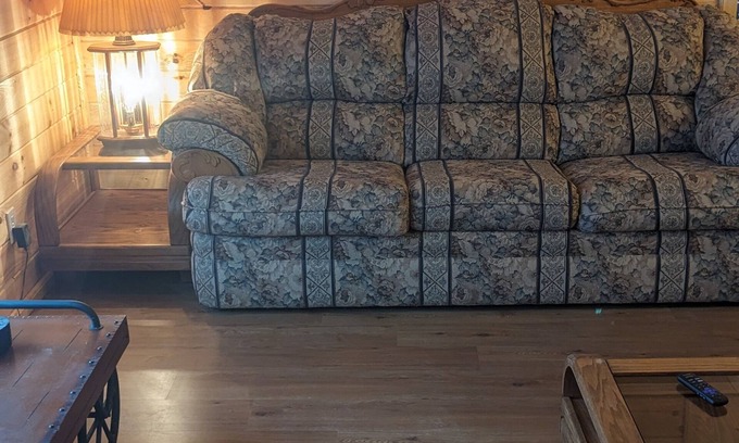 South Rutland House | C5a snowmobile trail is 300 yards from driveway Rural 3 bedroom house with wifi