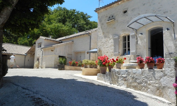 Sainte-Colombe-de-Villeneuve House | carty high Pujols country house