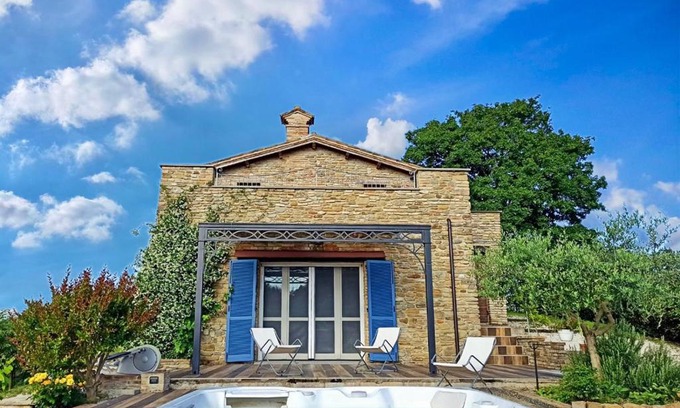 Peglio Villa | Ca' Gulino - Urbino - Villa con Minipiscina in Borgo Antico