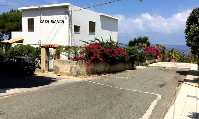 Santa Domenica House | Casa Bianca Comfortable holiday residence