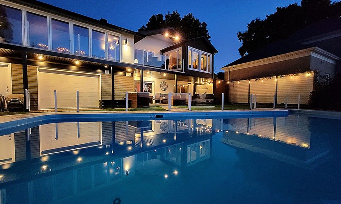 Saint-Nicolas House | Contemporary style with spectacular view 3-4 BR