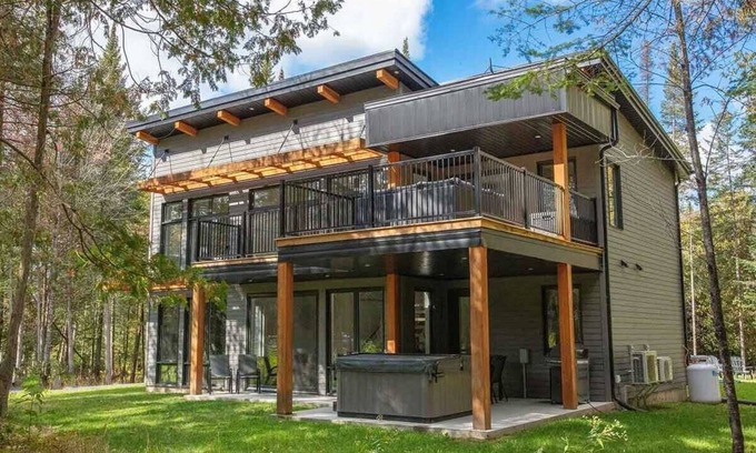 Stanstead Township Ski Chalet | Stylish Chalet & Spa Steps from Lake Memphrémagog