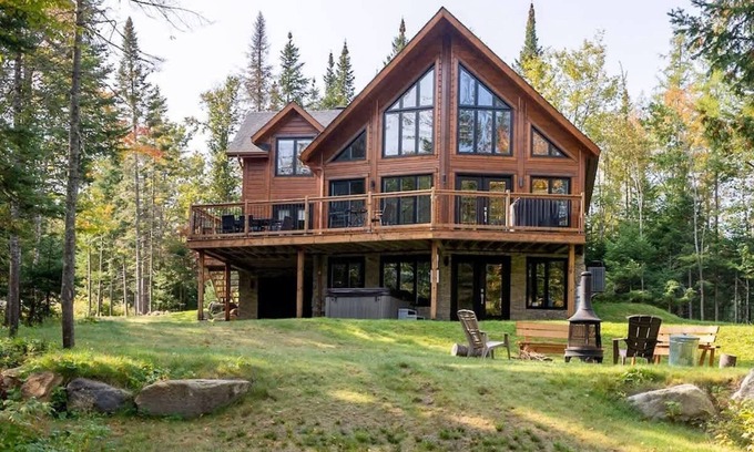 Sainte-Marguerite-du-Lac-Masson Ski Chalet | Edge of Lake Walfred - Spa - Chinook Club Walfred