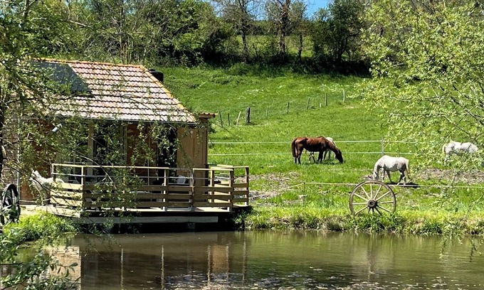 Saint-Pierre-Eynac Cabin | Cabane au Bord de L'eau