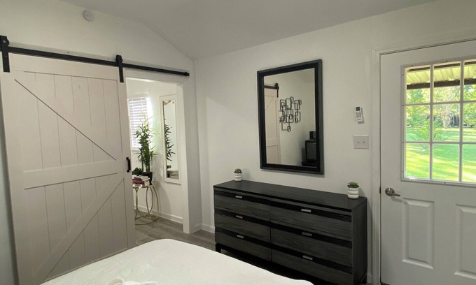 Pointblank Cabin | CABIN #2 Luxury cabin with fitness room, pool & AC in serene Point Blank