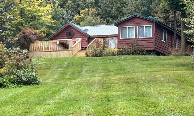 Dewittville House | Cabin 3BR close to lake w rolling hills