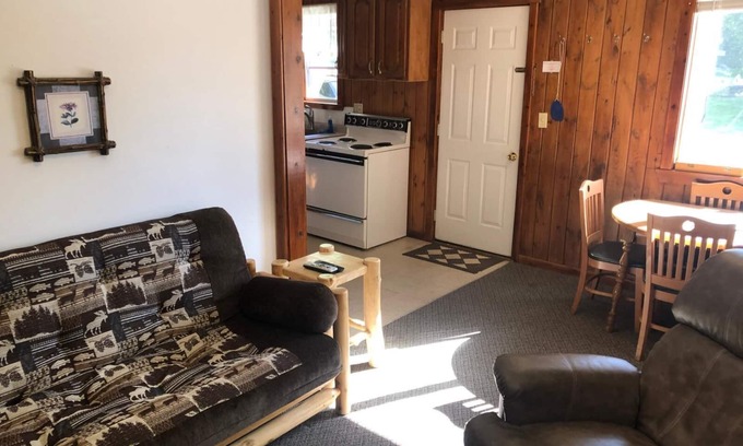 Hines Apartment | Cabin 5 Family Friendly Resort