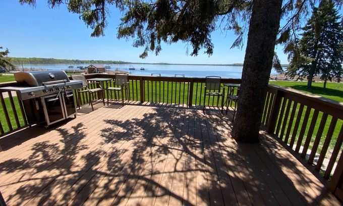 Hines Apartment | Cabin 8 Lakefront Resort