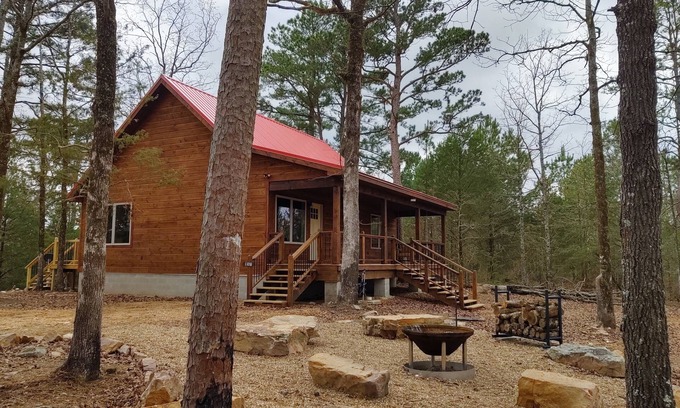 De Queen Cabin | Cabin (First One There) is a quiet and peaceful place to stay by De Queen Lake