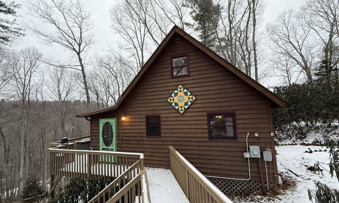 West Jefferson Cabin | Cabin, Hot Tub, Forest View, Close to Town