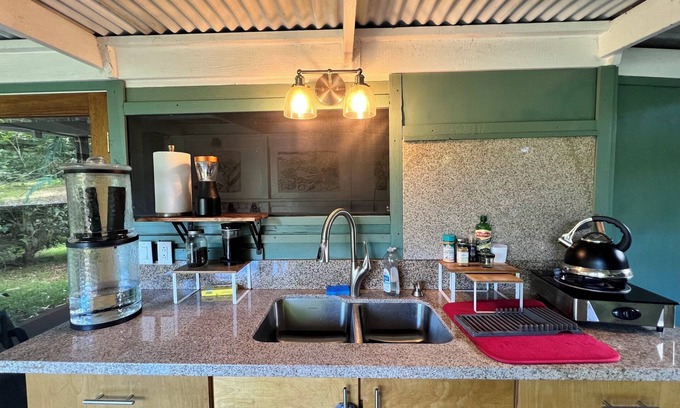 Kealakekua Cabin | Cabin in Kealakekua with kitchen